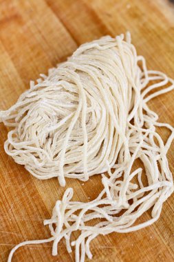 çiğ yumurta noodles 