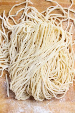 çiğ yumurta noodles 