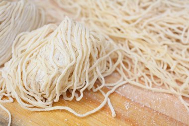 çiğ yumurta noodles 