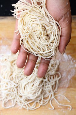 çiğ yumurta noodles 