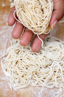 çiğ yumurta noodles 