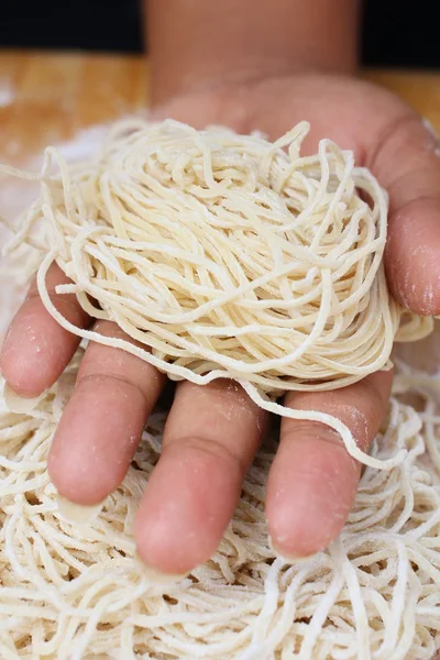 Fideos de huevo crudos — Foto de Stock