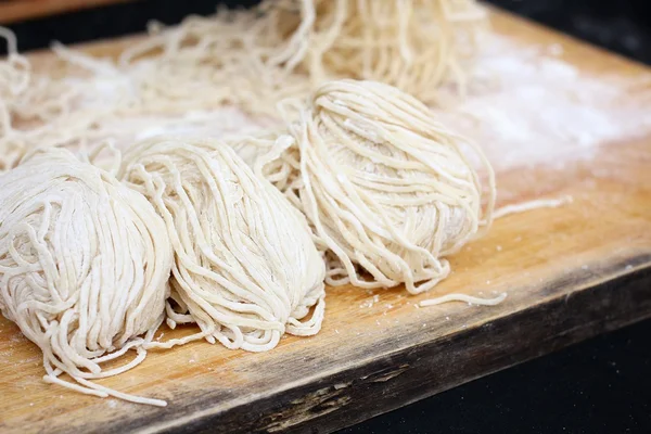 Fideos de huevo crudos — Foto de Stock