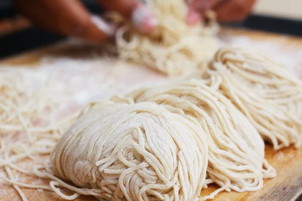 çiğ yumurta noodles 