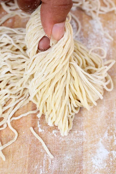 Fideos de huevo crudos — Foto de Stock