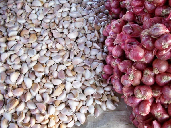 Garlic and red onions — Stock Photo, Image