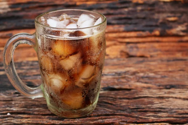 Cola com cubos de gelo — Fotografia de Stock