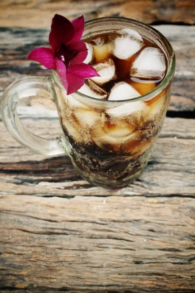 Cola con cubitos de hielo —  Fotos de Stock