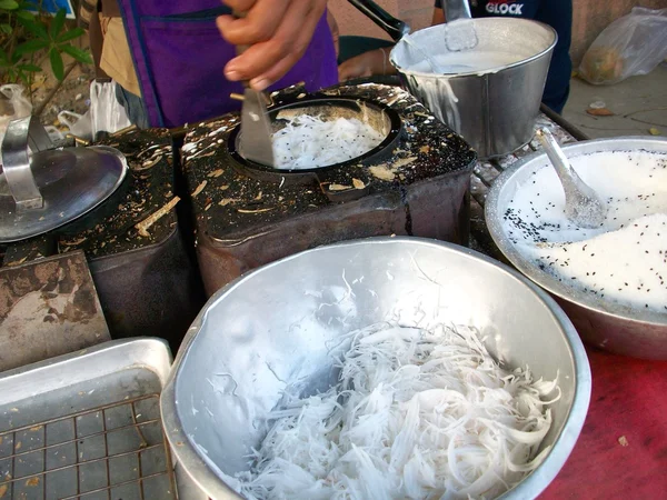 Geraspte kokos voor het maken van pannenkoeken — Stockfoto