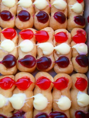 çörek ve çilek reçeli