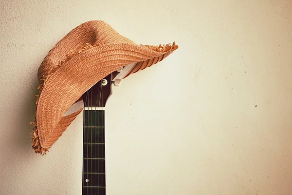Gitarre und Hut — Stockfoto
