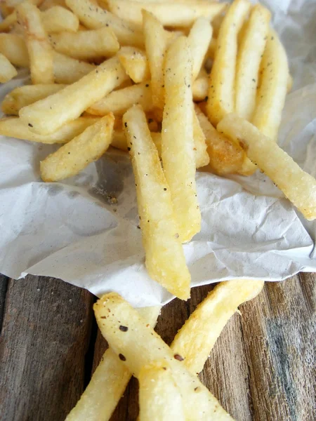 Batatas fritas no jornal — Fotografia de Stock