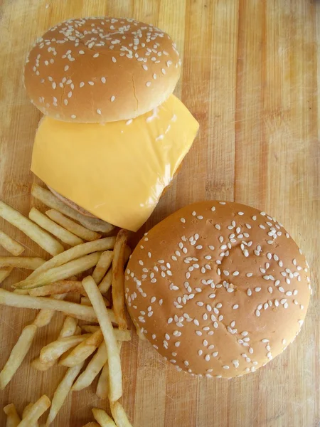 Крупный план вкусного гамбургера — стоковое фото