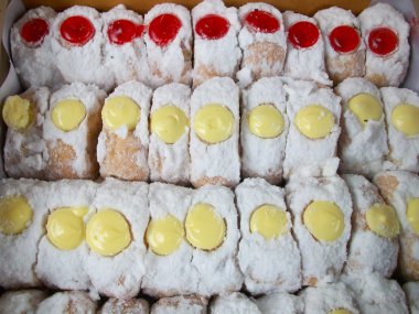 çörek ve çilek reçeli