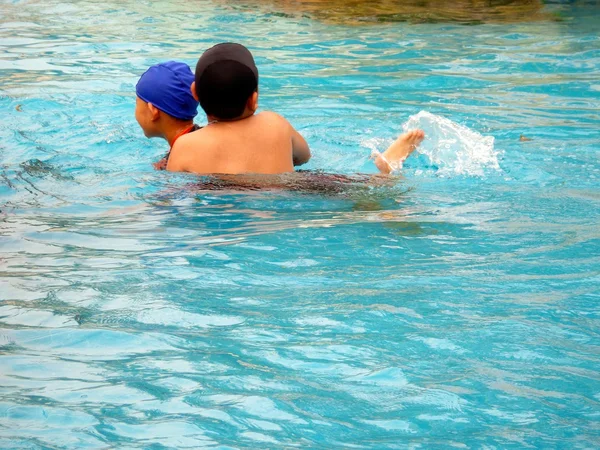 Spelende kinderen — Stockfoto