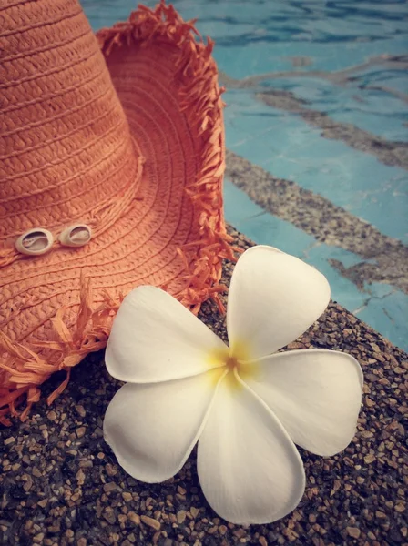 Hat on the swimming pool — Stock Photo, Image