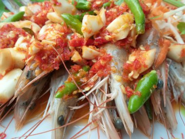 baharatlı salata ve karides