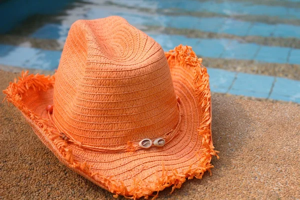 Sombrero en la piscina — Foto de Stock