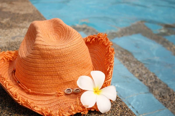 Chapeau au bord de la piscine — Photo