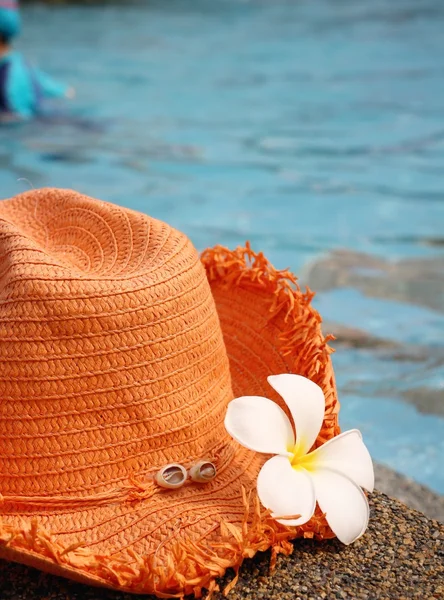 Hat on the poolside — Stock Photo, Image