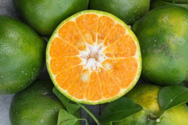 Olgun portakal meyveler