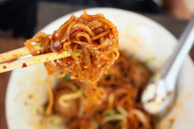 kızarmış pilav şehriye ilave edin