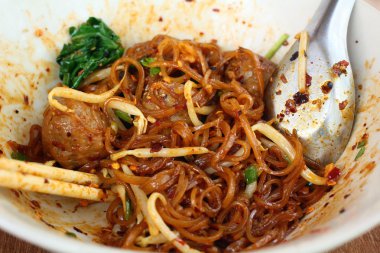 kızarmış pilav şehriye ilave edin