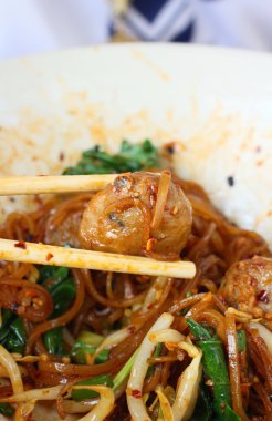 kızarmış pilav şehriye ilave edin