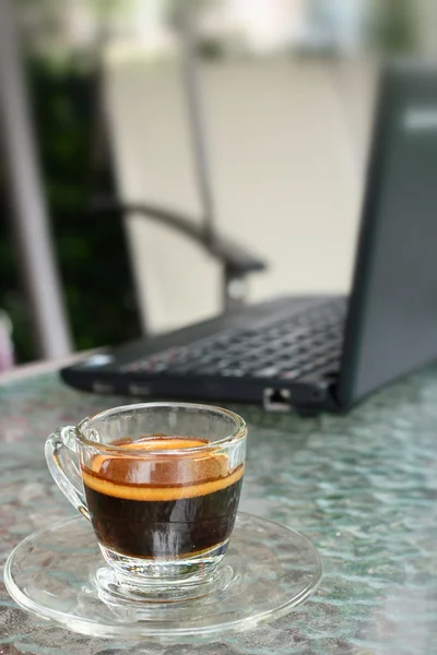 Espresso-Kaffee und Notebook-Computer — Stockfoto