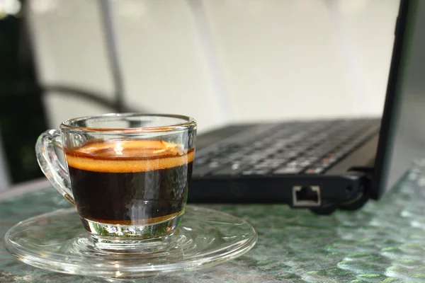 Espresso kávy a zápisník počítač — Stock fotografie