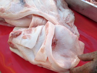 pişmemiş domuz eti