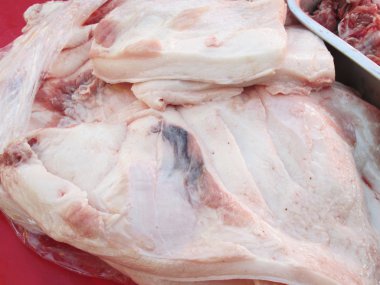 pişmemiş domuz eti