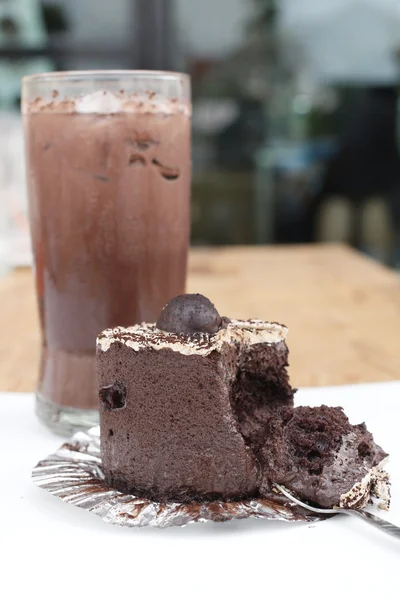 Cake and iced chocolate — Stock Photo, Image