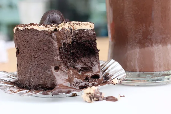 Cake and iced chocolate — Stock Photo, Image