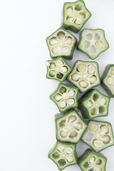 Окра изолирована
