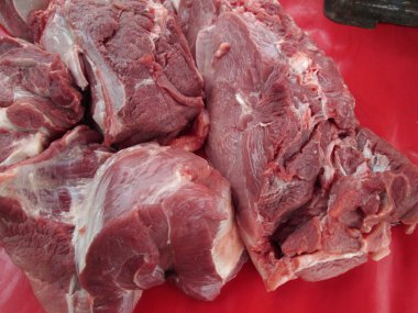 pişmemiş domuz eti