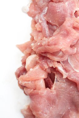 pişmemiş domuz eti