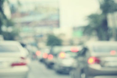 Şehirdeki araba bulanık.