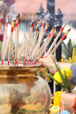 Tapınağı'nda yanan tütsü çubukları