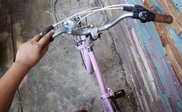 Lindo Estilo Bicicleta Vintage Rosa Mano Sobre Fondo Roca Marrón — Foto de Stock