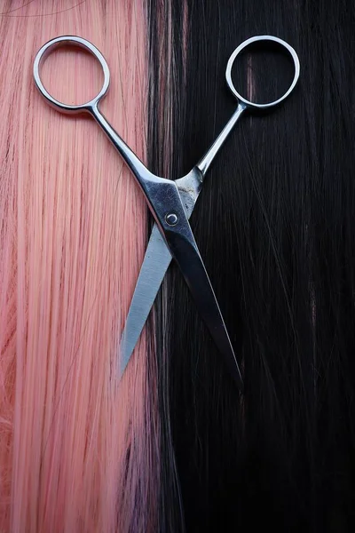 Ψαλίδι Κοπής Μαλλιών Μαύρο Και Ροζ Φόντο Μαλλιών — Φωτογραφία Αρχείου