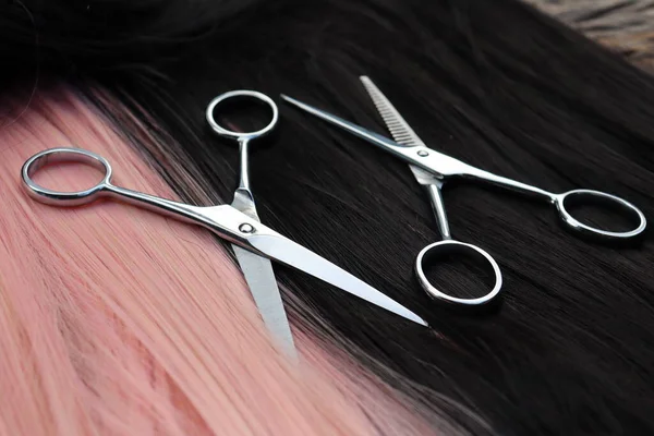 黑色和粉色头发背景上的剪毛 — 图库照片