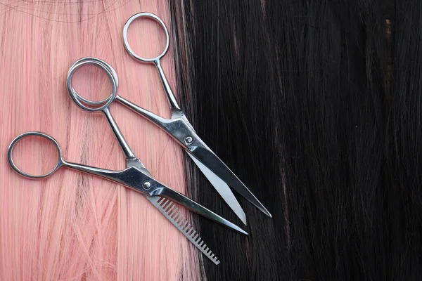 Tesouras Corte Cabelo Fundo Cabelo Preto Rosa — Fotografia de Stock