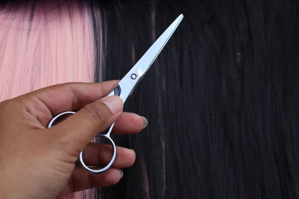 Tijeras Corte Cabello Sobre Fondo Pelo Negro Rosa —  Fotos de Stock