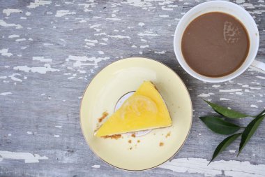 Peynirli kek limon ve beyaz ahşap arka planda kahve fincanı