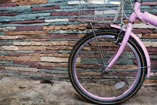 Primer Plano Rueda Goma Negra Bicicleta Rosa — Foto de Stock