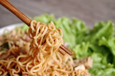 Kızarmış hazır şehriye baharatlı Asya sokak yemekleri.