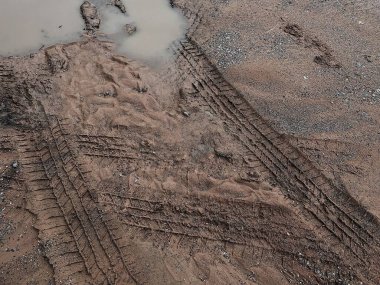 Toprak yol arkaplanı veya desen üzerindeki tekerlek izleri