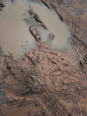 Toprak yol arkaplanı veya desen üzerindeki tekerlek izleri