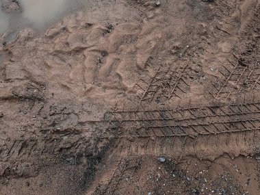 Toprak yol arkaplanı veya desen üzerindeki tekerlek izleri